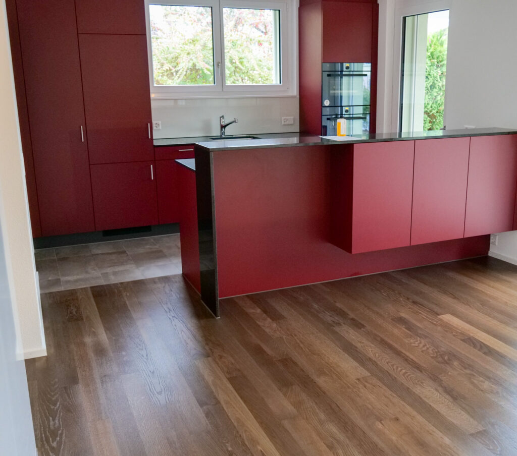 Parkettboden in roter Küche