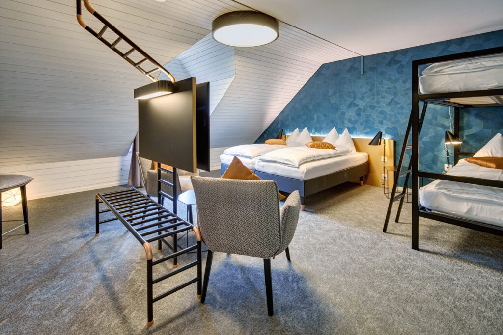 Hotelzimmer mit Vinyl und Blick auf die Betten